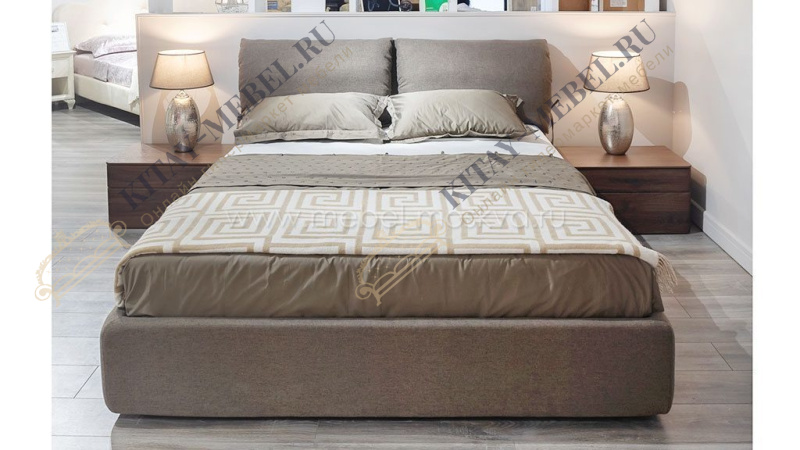 Двуспальная кровать с подвесными тумбочками